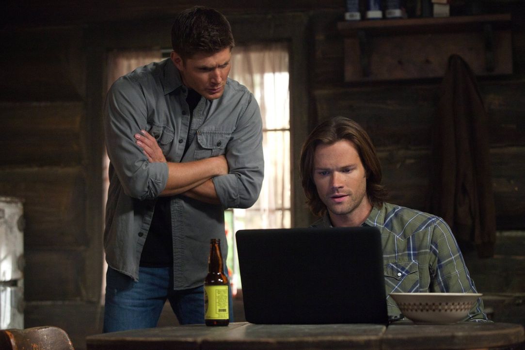 Noch ahnen Dean (Jensen Ackles, l.) und Sam (Jared Padalecki, r.) nicht, wen sie schon sehr bald wiedersehen werden ... - Bildquelle: Warner Bros. Television