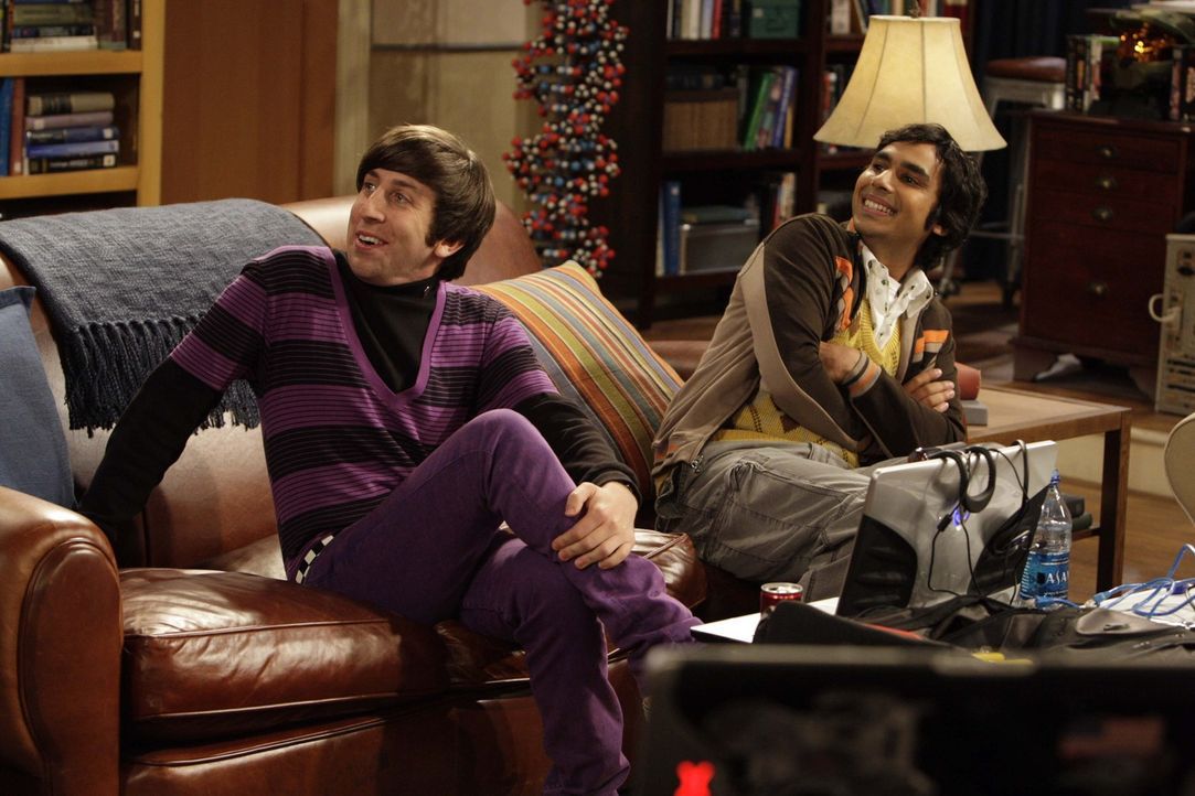 Sheldon macht seine Freunde, mit seinen nervösen Ticks wahnsinnig. Rajesh (Kunal Nayyar, r.) und Howard (Simon Helberg, l.) überlegen deshalb, was... - Bildquelle: Warner Bros. Television