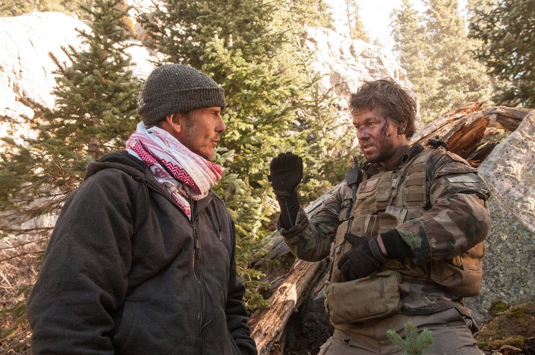 Regisseur Peter Berg, l. und sein Hauptdarsteller Mark Wahlberg, r. ... - Bildquelle: Greg Peters Universal Pictures