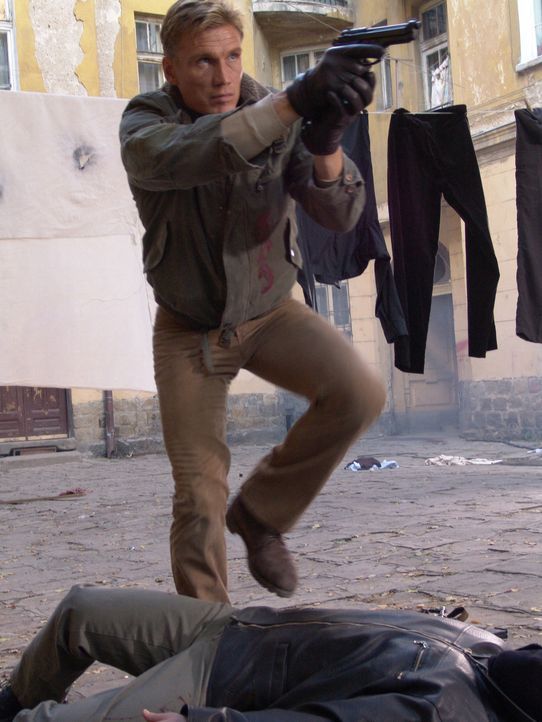 Nick Cherenko (Dolph Lundgren) lockt Sasha und dessen Bodyguards in einen Hinterhalt und tötet alle - glaubt er ... - Bildquelle: Nu Image Films