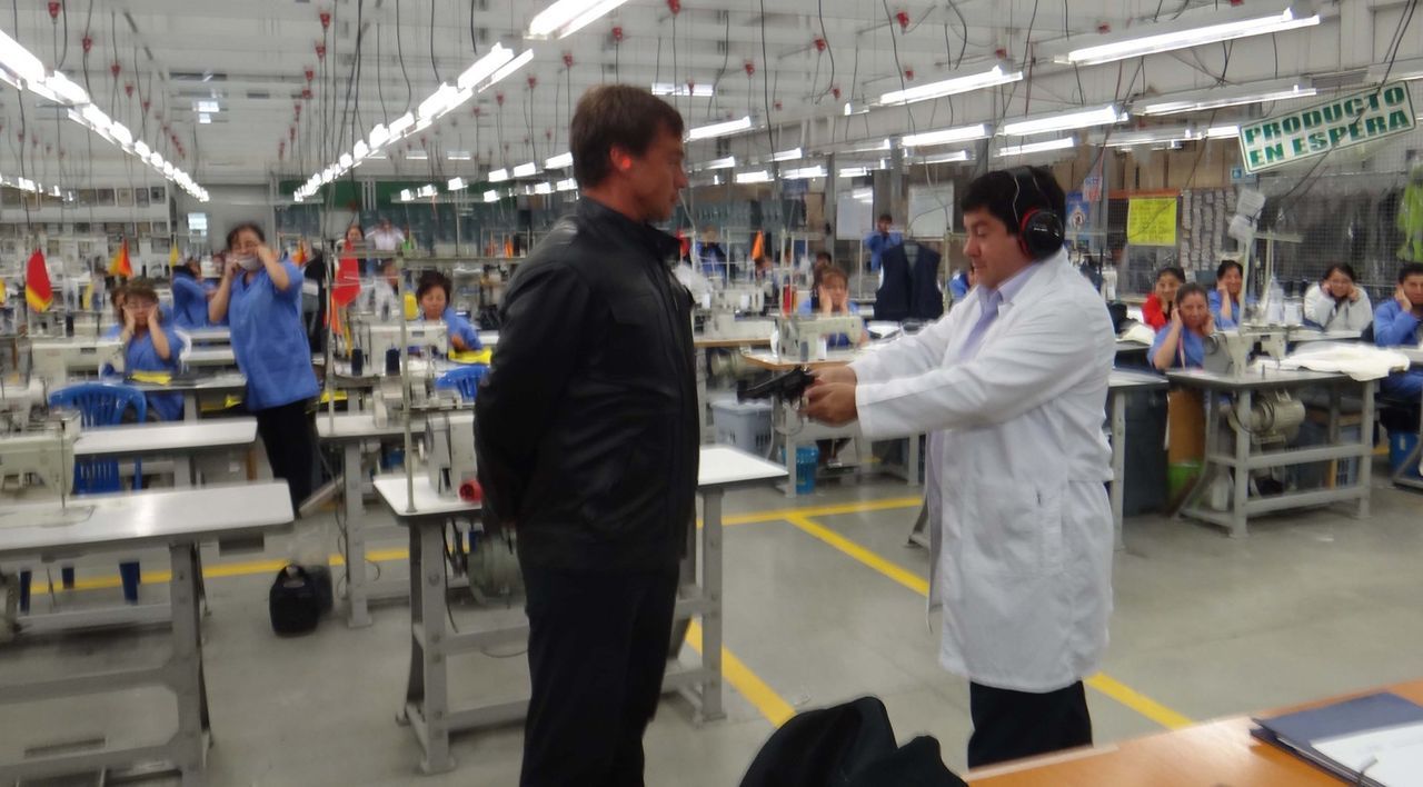 In Kolumbien wird Miguel Caballero "der schusssichere Armani" genannt, denn er produziert kugelsichere Kleidung. Wer für den schusssicheren Armani... - Bildquelle: ProSieben
