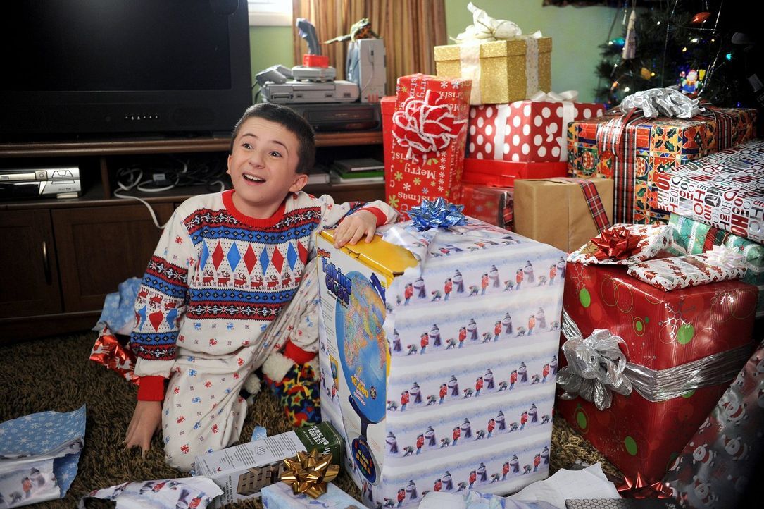 Frankie hatte geplant, ihren Kindern zu Weihnachten nur Kleinigkeiten zu schenken, doch am Weihnachtsmorgen wachen Brick (Atticus Shaffer), Sue und... - Bildquelle: Warner Brothers