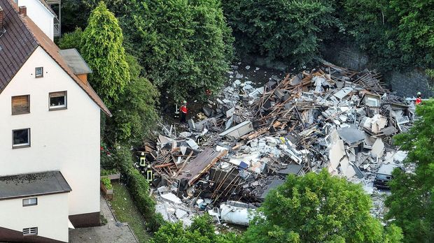 Haus-Explosion im Sauerland: Tote Frau aus Trümmern geborgen