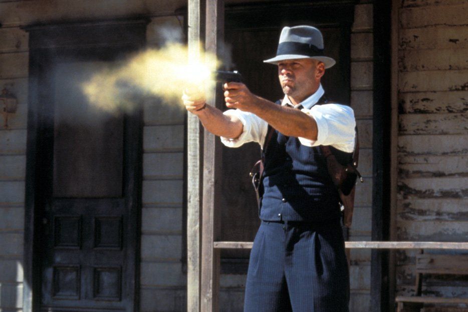 Während der Prohibitionszeit versucht, John Smith (Bruce Willis) den Krieg zwischen zwei Schmugglerbanden zu seinem Vorteil zu nutzen. - Bildquelle: New Line Productions, Inc.