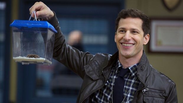 Brooklyn Nine-nine - Brooklyn Nine-nine - Sie Isst Oktopusbällchen Und Schläft Auf Dem Boden