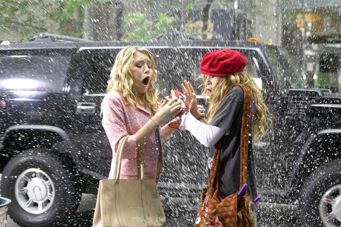 Stehen buchstäblich im Regen: Jane (Ashley Olsen, l.) und Roxy (Mary-Kate Olsen, r.). Aber an einem verrückten Tag im Asphaltdschungel von New Yor... - Bildquelle: Warner Brothers International Television