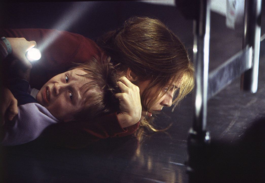 Zwischen der rachsüchtigen Zahnfee und Caitlin (Emma Caulfield, r.) und Michael (Lee Cormie, l.) entbrennt ein Kampf auf Leben und Tod ... - Bildquelle: 2004 Sony Pictures Television International. All Rights Reserved.