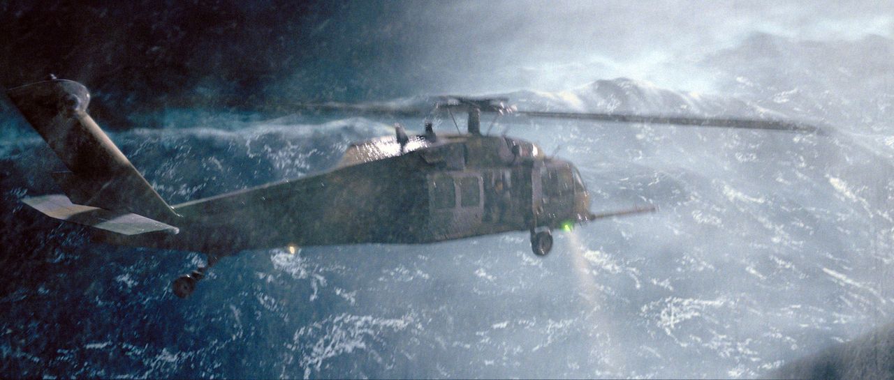 Dem Hubschrauber geht nach einigen misslungenen Rettungsversuchen der Treibstoff aus, und eine Luftbetankung schlägt fehl. Da stürzt der Hubschrau... - Bildquelle: Warner Bros. Pictures