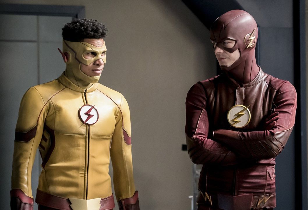 Müssen zusammenarbeiten, um vielen Menschen das Leben zu retten, doch das wird schwerer als sonst: Wally alias Kid Flash (Keiynan Lonsdale, l.) und... - Bildquelle: 2016 Warner Bros.