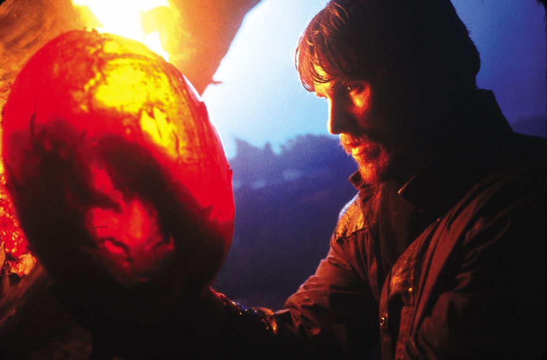 Eines Tages entdeckt Quinn (Christian Bale) ein Nest mit riesigen Dracheneiern ... - Bildquelle: Touchstone Pictures und Spyglass Entertainment Group, LP Im Verleih der Buena Vista International