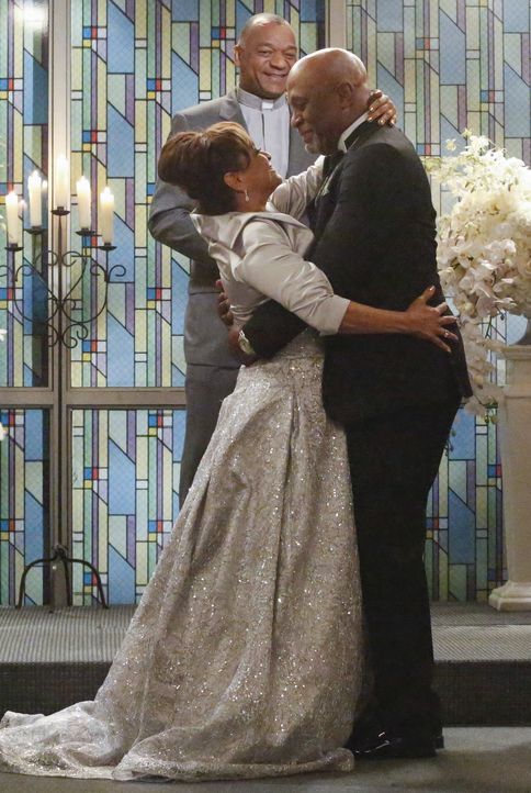 Nach alldem was geschehen ist, hätte niemand mehr damit gerechnet: Richard (James Pickens, Jr., vorne r.) und Catherine (Debbie Allen, vorne l.) geb... - Bildquelle: ABC Studios