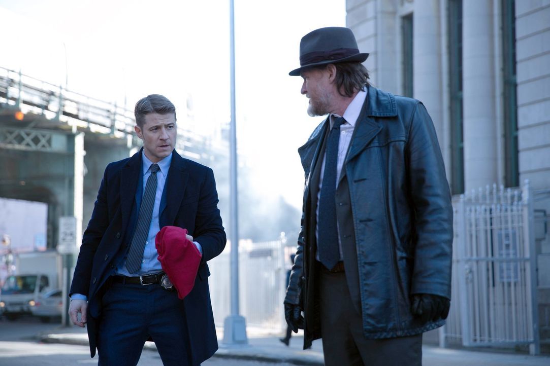 Eine Bande von Bankräubern hält Gotham in Atem. Das Markenzeichen der Kriminellen: rote Sturmhauben. Gordon (Ben McKenzie, l.) und Bullock (Donal Lo... - Bildquelle: Warner Bros. Entertainment, Inc.