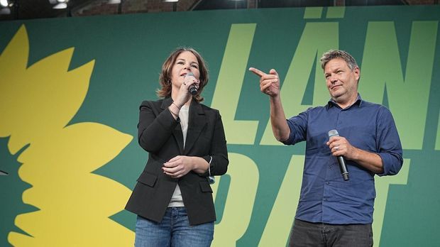 Grüne stimmen für Koalitionsverhandlungen mit SPD und FDP