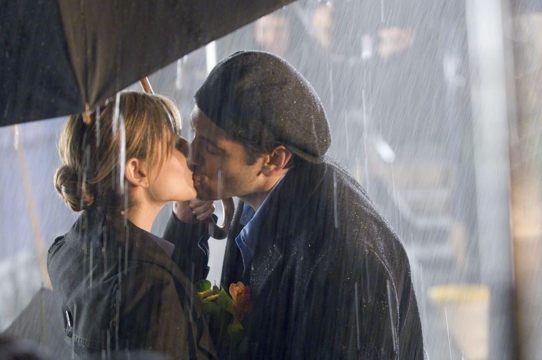 Ahnen nicht, dass Roman neiderfüllt ihr Glück beobachtet: Jess (Sarah Michelle Gellar, l.) und Ryan (Michael Landes, r.) ...
