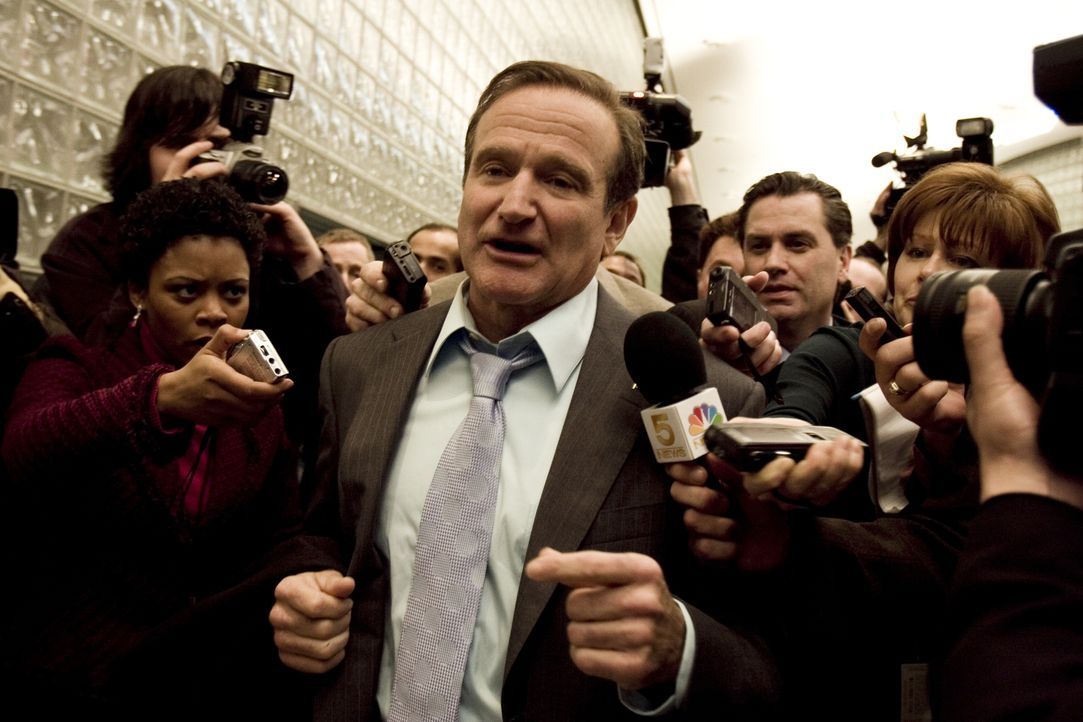 Aufgrund einer Frage einer Zuschauerin in seiner Polit-Talkshow, lässt sich Tom Dobbs (Robin Williams, M.) als Kandidat der Präsidentschaftswahl auf... - Bildquelle: Morgan Creek International