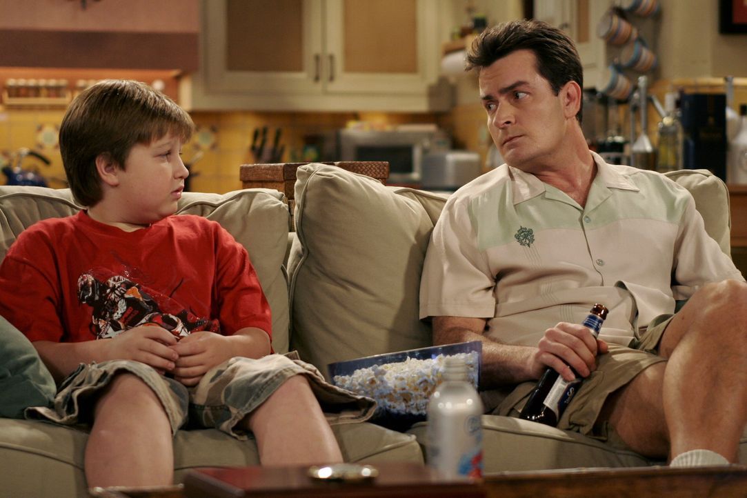 Jake (Angus T. Jones, l.) hofft von seinem Onkel (Charlie Sheen, r.) zu erfahren, mit wem sich sein Vater heimlich trifft ... - Bildquelle: Warner Brothers Entertainment Inc.