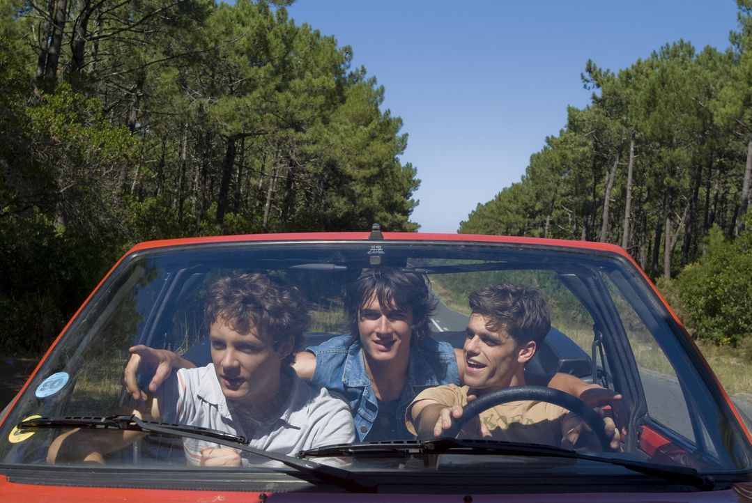 Maxime (Arthur Dupont, r.), Richard (Pierre Boulanger, M.) und Lucas (Théo Frilet, l.) genießen die Zeit nach dem Abitur in vollen Zügen:Doch auf...