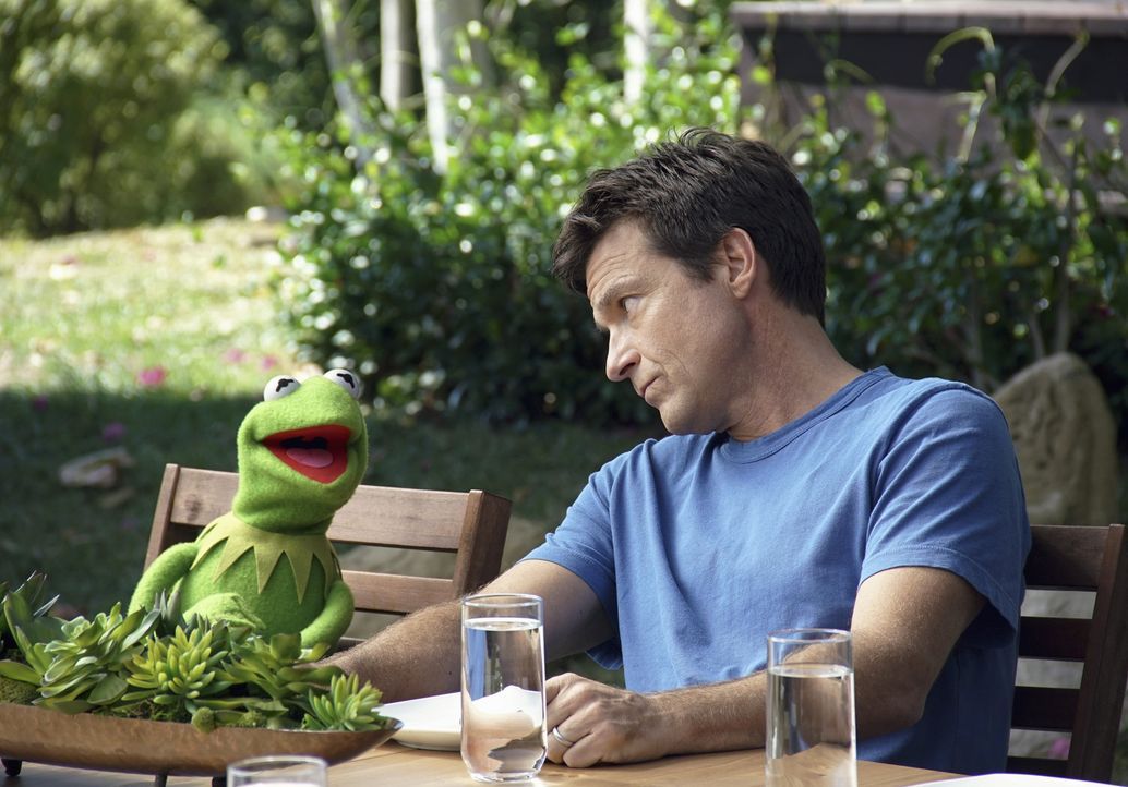 Kermit (l.) nimmt sich eine Auszeit in einer Wellnesseinrichtung, wo er auf Jason Bateman (r.) trifft. Doch das hat zur Folge, dass die Erholung dah... - Bildquelle: Andrea McCallin ABC Studios