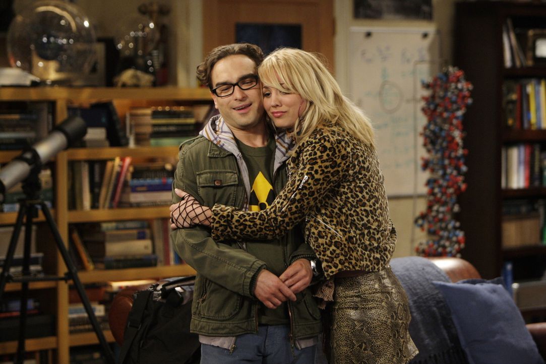 Nachdem Penny (Kaley Cuoco, r.) glaubt zu wissen, warum Leonard (Johnny Galecki, l.) und Sheldon nicht mit ihr zum Casting gehen können, hat sie Mi... - Bildquelle: Warner Bros. Television