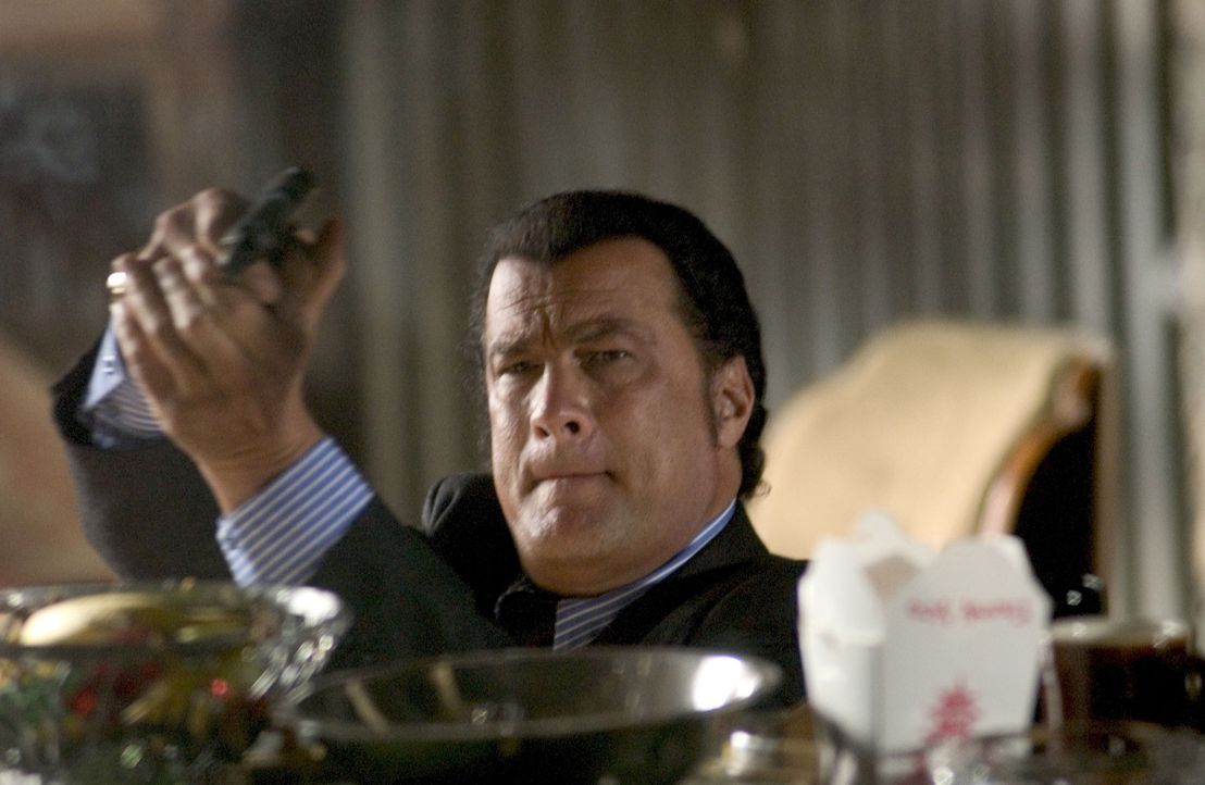 Ex-CIA-Agent Jonathan Cold (Steven Seagal) gerät auf mysteriöse Weise ins Blickfeld seines eigenen Geheimdienstes ... - Bildquelle: Copyright   2005 Crab Trap Productions. All Rights Reserved.