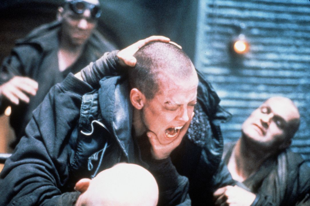 Allein unter Männern: Ellen (Sigourney Weaver, M.) muss sich auf dem Gefängnisplaneten Fiorina unter den Verbrechern erst Respekt verschaffen. Leich... - Bildquelle: 20th Century Fox of Germany