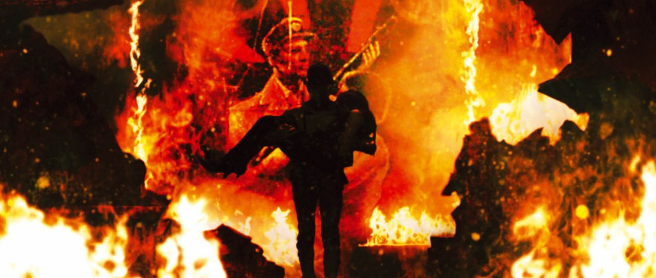 In letzter Minute gelingt es Casshern (Yusuke Iseya, l.), Luna (Kumiko Aso, r.) vor dem Inferno zu retten ... - Bildquelle: 2004 Casshern Film Partners