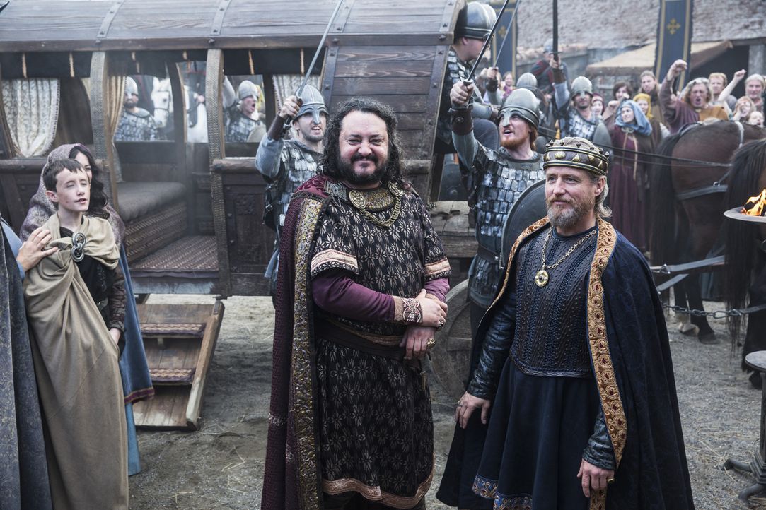 Während sich Ragnar und König Horik darüber streiten, wie es mit Jarl Borg weitergehen soll, trifft König Ecbert (Linus Roache, vorne r.) in Wessex... - Bildquelle: 2014 TM TELEVISION PRODUCTIONS LIMITED/T5 VIKINGS PRODUCTIONS INC. ALL RIGHTS RESERVED.