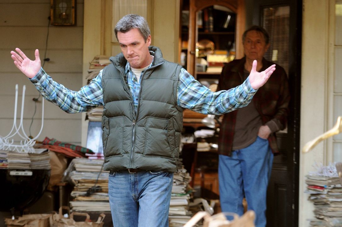 Da ist er in ein gewaltiges Fettnäpfchen gestiegen: Mike (Neil Flynn) hat vergessen, seinen Vater zum Thanksgiving-Essen einzuladen ... - Bildquelle: Warner Brothers