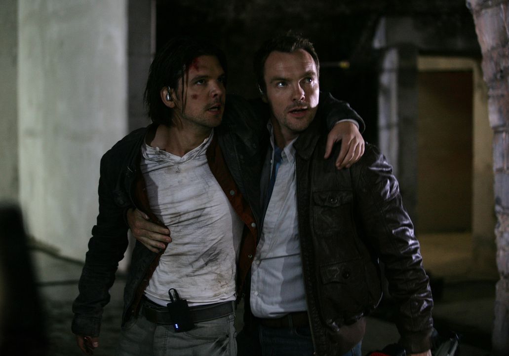 Nur dank Matts (Ciaran McMenamin, r.) heldenhaftem Einsatz, kommt Connor (Andrew Lee Potts, l.) mit dem Leben davon ... - Bildquelle: ITV Plc