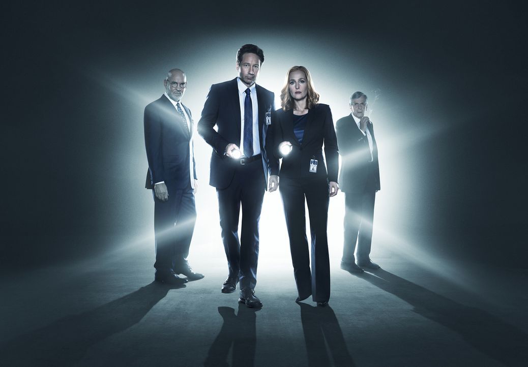 (1. Staffel) - Was, wenn alles in das sie geglaubt haben und für das sie gearbeitet haben eine Lüge wäre? Mulder (David Duchovny, 2.v.l.), Scully (G... - Bildquelle: 2016 Fox and its related entities.  All rights reserved.