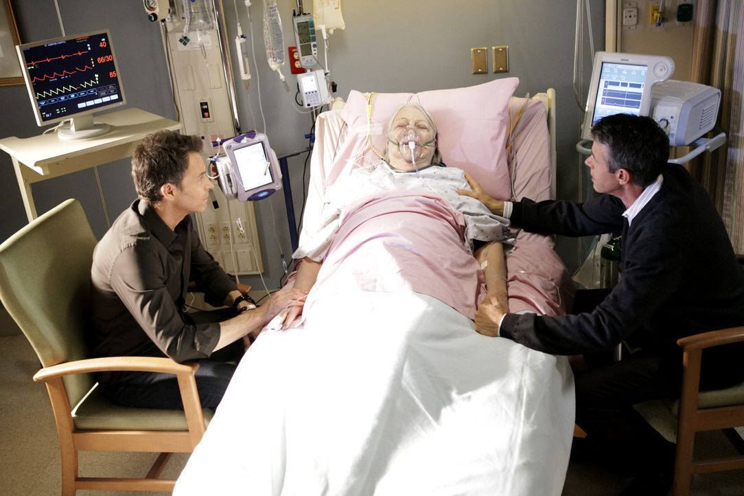 Petes (Tim Daly, l.) Mutter Frances (Louise Fletcher, M.) wird ins Krankenhaus eingeliefert, weil sein Bruder Adam (Kyle Secor, r.) sie mit Pillen v... - Bildquelle: ABC Studios