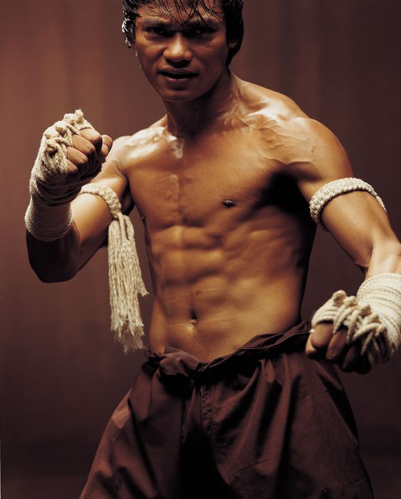 Mit der Hilfe von George hofft der in der überlieferten Kampfkunst Muay Thai ausgebildete Waisenjunge Ting (Tony Jaa), dem Dieb die gestohlene Budd... - Bildquelle: e-m-s new media AG