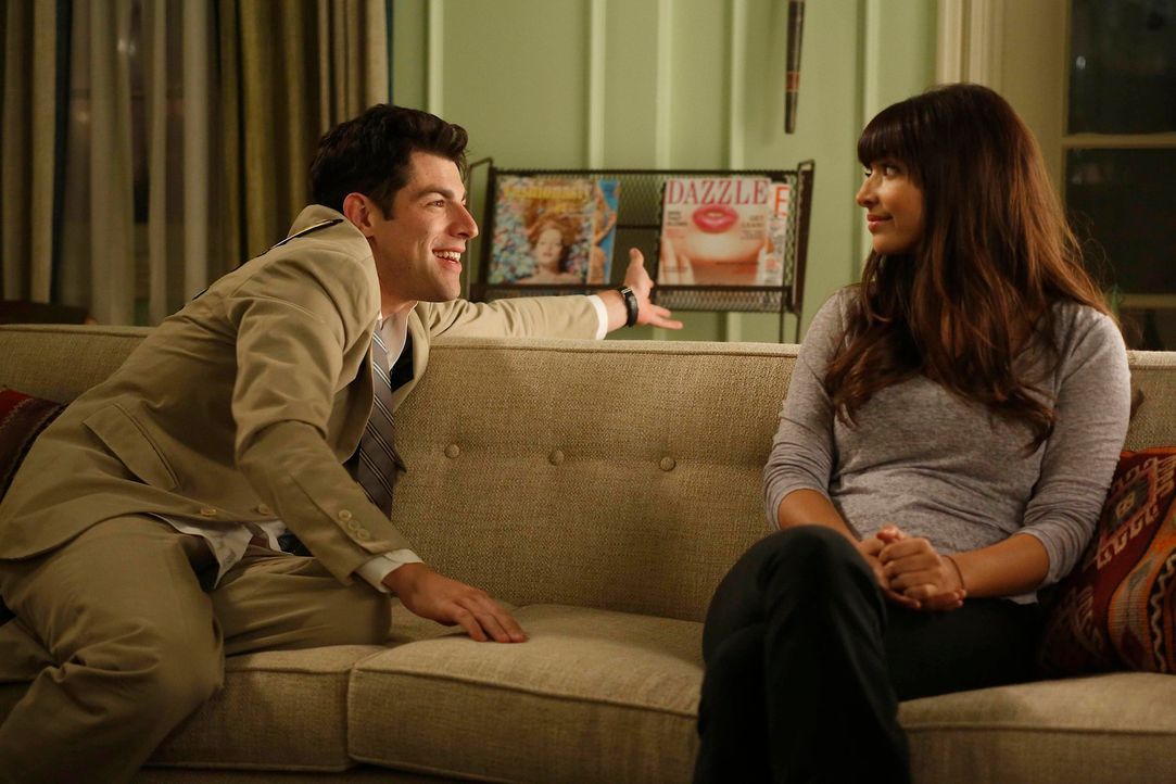 Während Jess und Winston müde vom Duschen sind und sich eine Badewanne für die WG wünschen, ist Schmidt (Max Greenfield, l.) hin und her gerissen, o... - Bildquelle: 2012 Twentieth Century Fox Film Corporation. All rights reserved.
