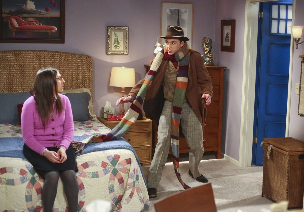 Während sich Howard und Bernadette darüber streiten, welche Dinge Howard aus seiner Vergangenheit behalten darf, müssen Sheldon (Jim Parsons, r.) un... - Bildquelle: Warner Bros. Television
