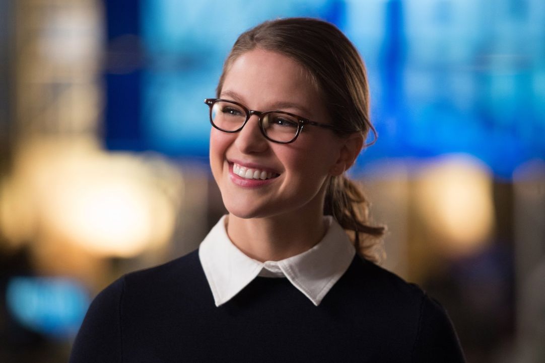 Kara (Melissa Benoist) schreckt vor nichts zurück, wenn es darum geht die Menschheit zu beschützen, auch wenn Oliver versucht, sie immer wieder auf... - Bildquelle: Warner Brothers