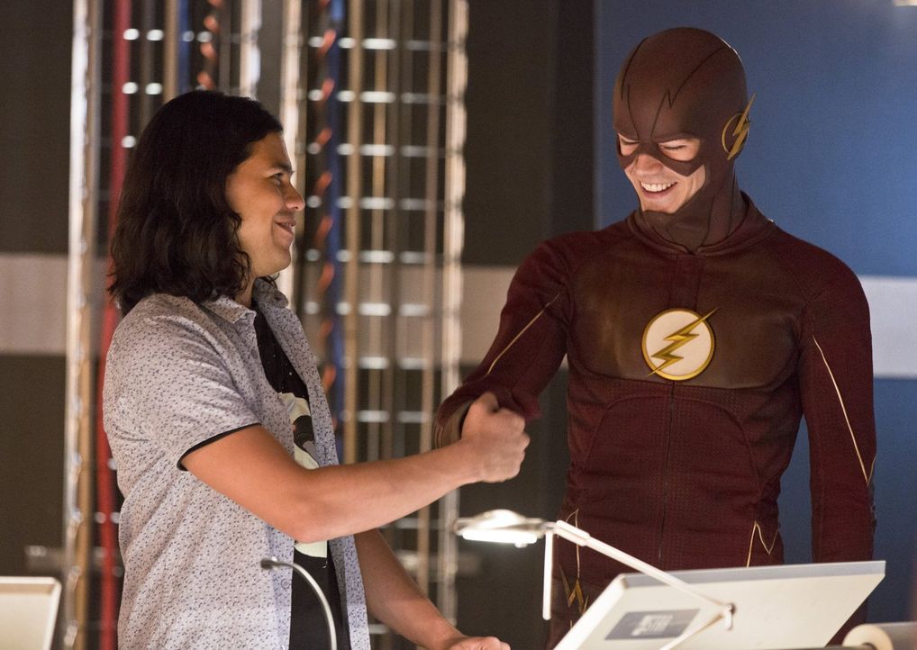 Können Cisco (Carlos Valdes, l.) und Barry alias The Flash (Grant Gustin, r.) verhindern, dass eine Familienauseinandersetzung tödlich endet? - Bildquelle: 2015 Warner Brothers.