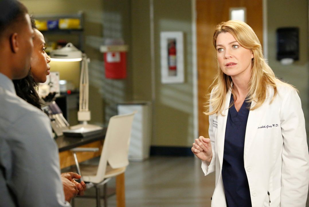 Während Jackson und April auf Drängen von Jacksons Mutter einen Ehevertrag unterschreiben sollen, stellt Meredith (Ellen Pompeo, r.) einen Assistent... - Bildquelle: ABC Studios