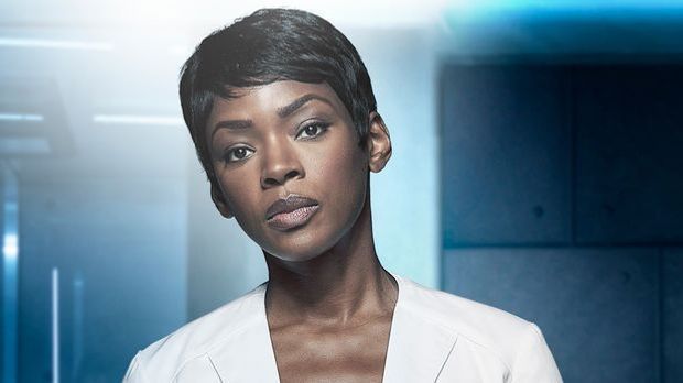 Caroline Chikezie als Dr. Major Nichole Sykes