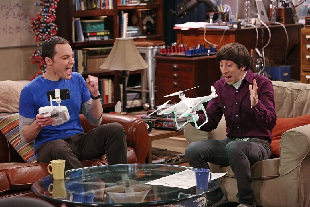 Die Drohne, die Sheldon (Jim Parsons, l.) und Howard (Simon Helberg, r.) sich ausgeliehen haben scheint zu funktionieren ... - Bildquelle: Warner Bros. Television
