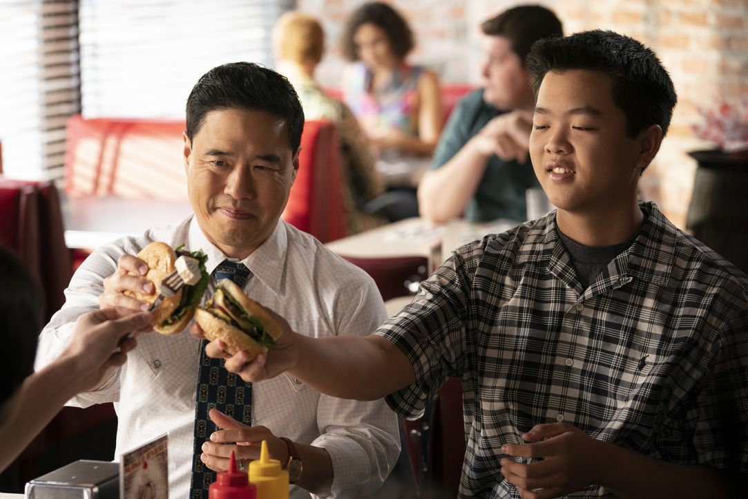 Louis Huang (Randall Park, l.); Eddie Huang (Hudson Yang, r.) - Bildquelle: Ali Goldstein 2019-2020 American Broadcasting Companies.  All rights reserved. / Ali Goldstein