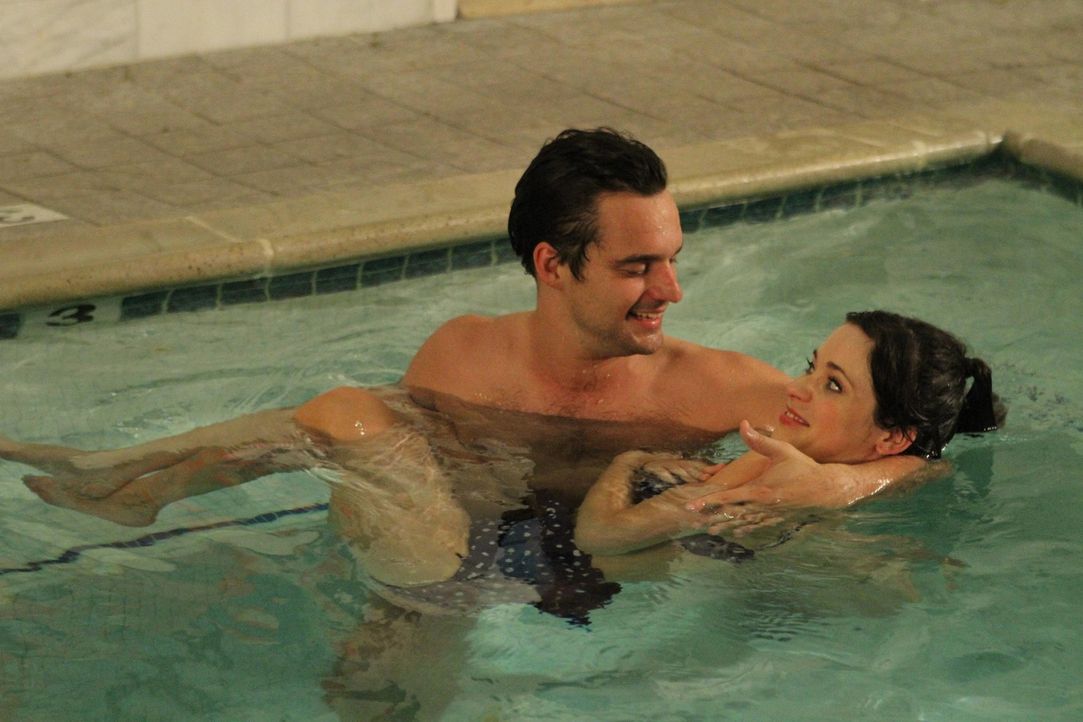 Mit einer chinesischen Wassermassage versucht Nick (Jake Johnson, l.), Jess (Zooey Deschanel, r.) zu heilen ... - Bildquelle: 2012 Twentieth Century Fox Film Corporation. All rights reserved.
