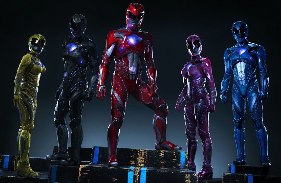 (v.l.n.r.) Yellow Ranger (Becky G), Black Ranger (Ludi Lin), Red Ranger (Dacre Montgomery), Pink Ranger (Naomi Scott), Blue Ranger (RJ Cyler) - Bildquelle: Tim Palen STUDIOCANAL / Tim Palen