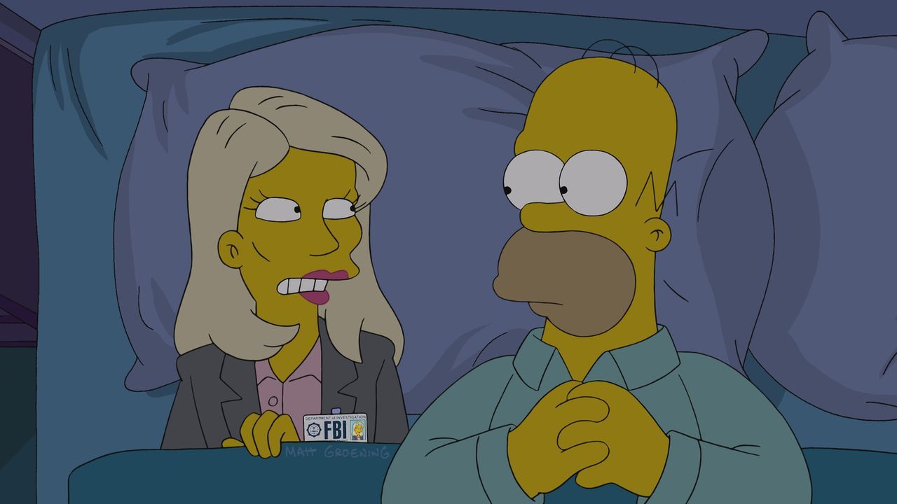 Nachdem Homer (r.) sich so komisch verhält, wird er von Annie Crawford vom FBI unter die Lupe genommen - wurde er etwa von Islamisten einer Gehirnwä... - Bildquelle: 2014 Twentieth Century Fox Film Corporation. All rights reserved.