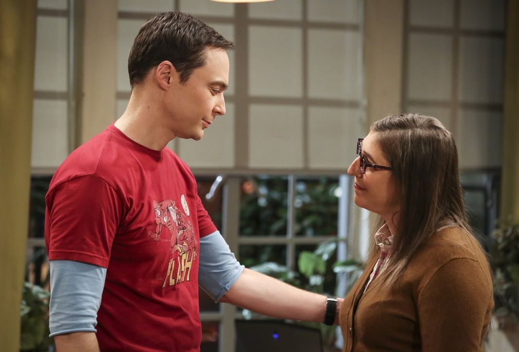 Als Amy (Mayim Bialik, r.) Sheldon (Jim Parsons, l.) mit einem Tipp aufmuntern will, ahnt sie nicht, welche Folgen das haben wird ... - Bildquelle: Warner Bros. Television
