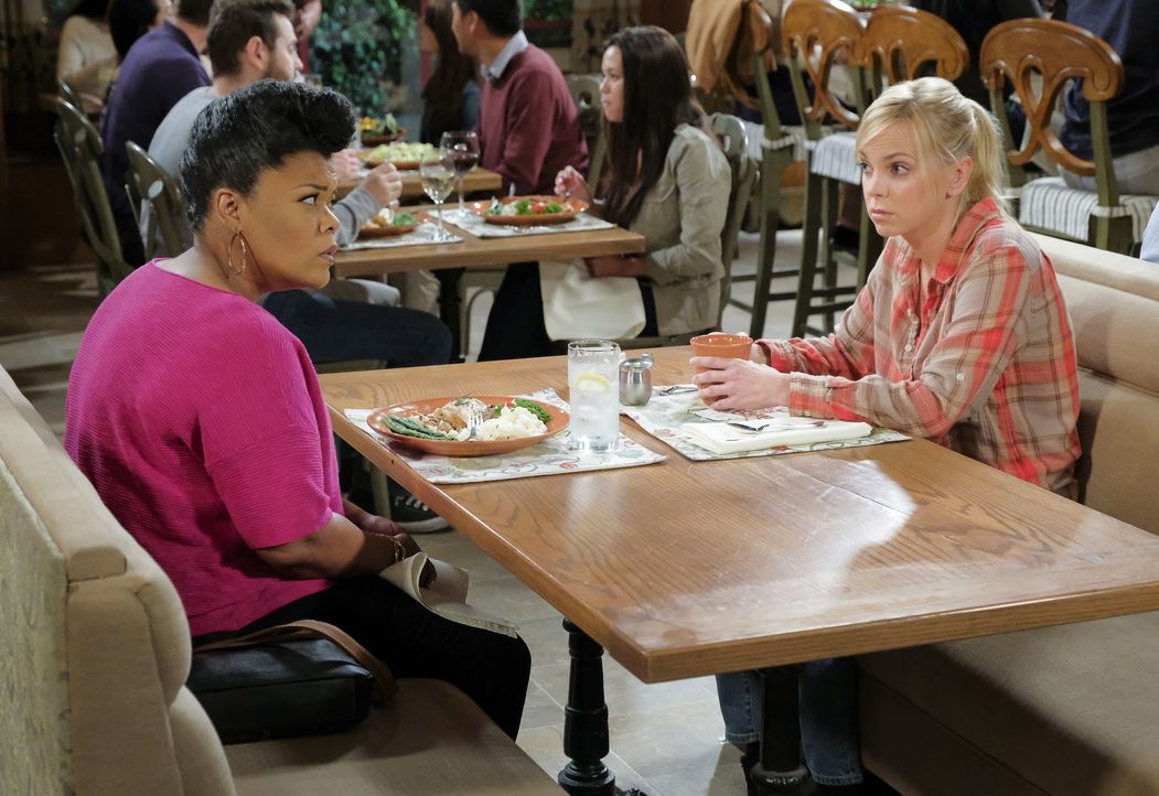 Nora (Yvette Nicole Brown, l.); Christy (Anna Faris, r.) - Bildquelle: Darren Michaels 2018 CBS Broadcasting, Inc. All Rights Reserved. / Darren Michaels