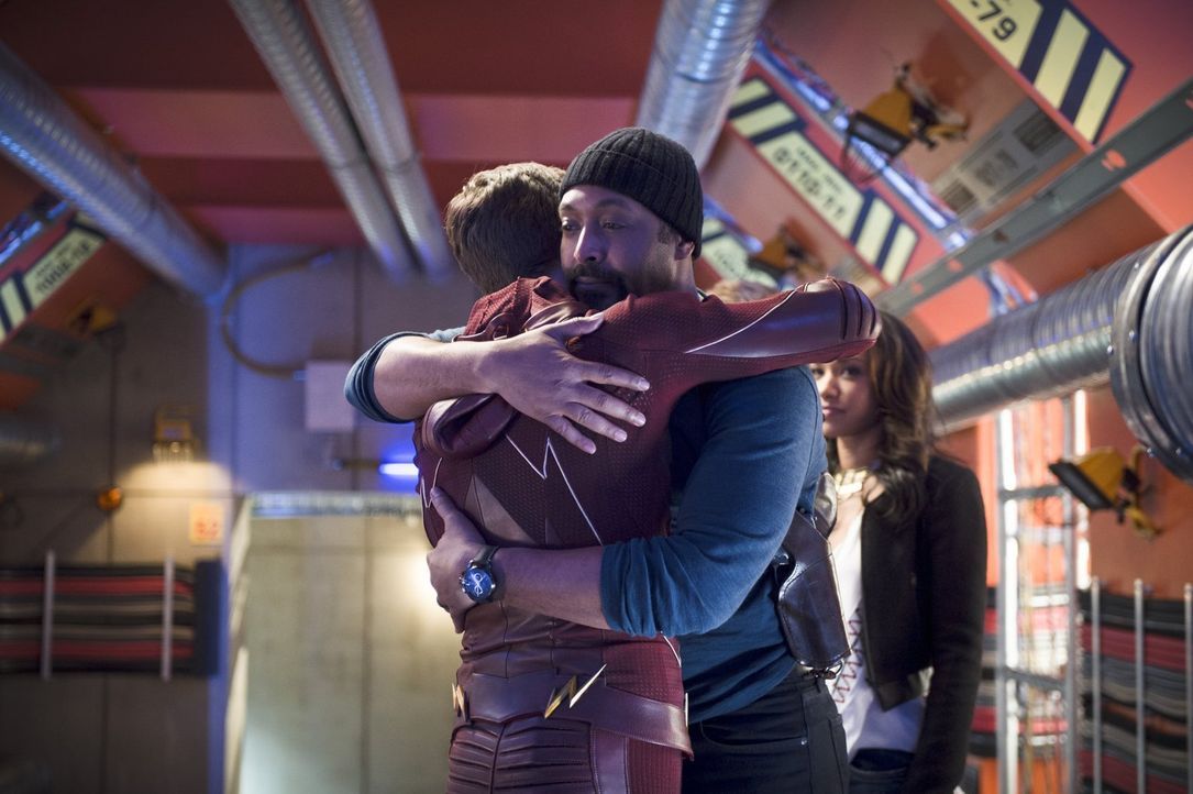 Müssen sich Joe (Jesse L. Martin, r.) und Barry alias The Flash (Grant Gustin, l.) wirklich für immer voneinander verabschieden? - Bildquelle: Warner Brothers.