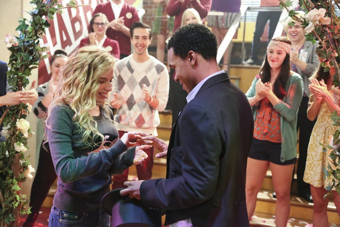 Ein unvergesslicher Moment für Malik (Maestro Harrell, vorne r.) und Lisa (Allie Grant, vorne l.) ... - Bildquelle: Warner Brothers