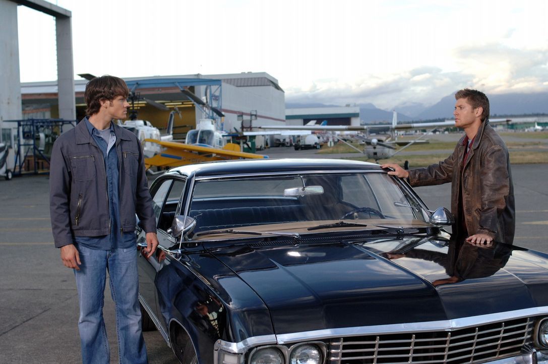 Ein neues Abenteuer wartete auf Sam (Jared Padalecki, l.) und Dean (Jensen Ackles, r.) ... - Bildquelle: Warner Bros. Television