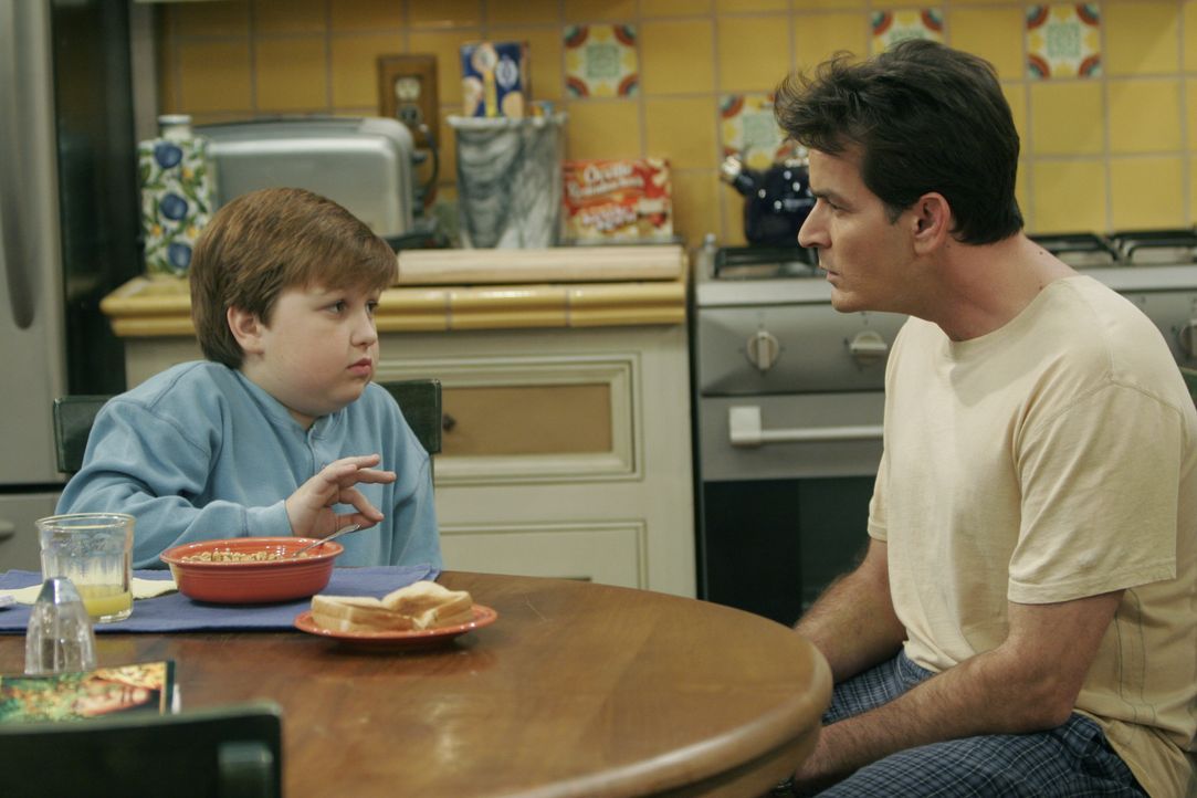 Jake Harper (Angus T. Jones, l.); Charlie Harper (Charlie Sheen, r.) - Bildquelle: Warner Brothers Entertainment Inc.
