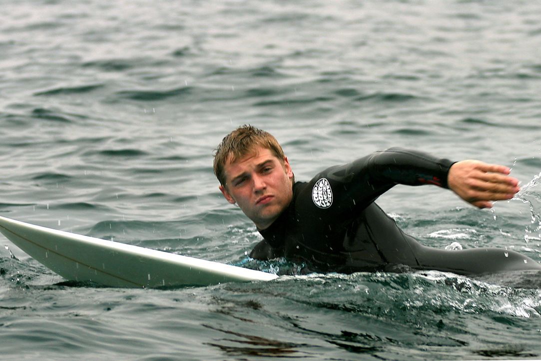 Der attraktive Student Jason (Mike Vogel) reist mit seinen Freunden zum Surfen nach Spanien. Dort bekommt er von einem Landstreicher ein mysteriöse... - Bildquelle: Manufacturas Audiovisuales, S.L. and Urconsa 2003, S.L.